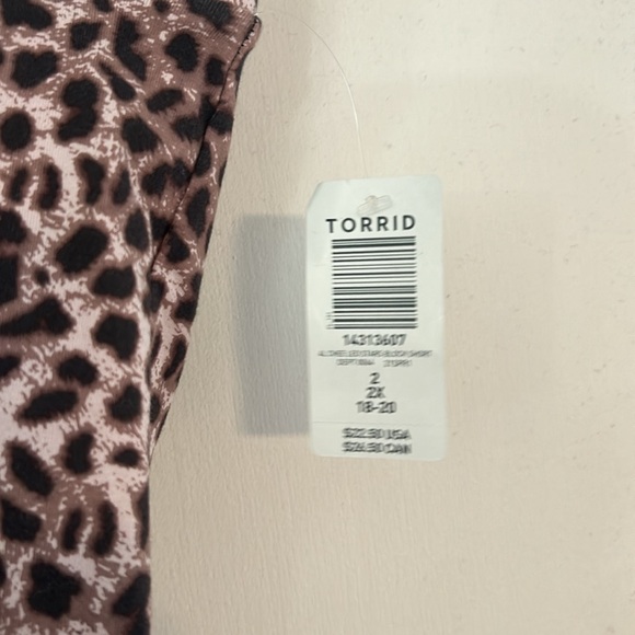Torrid 4L bike short leopard black with stars size 2 (18/20) - Picture 3 of 3